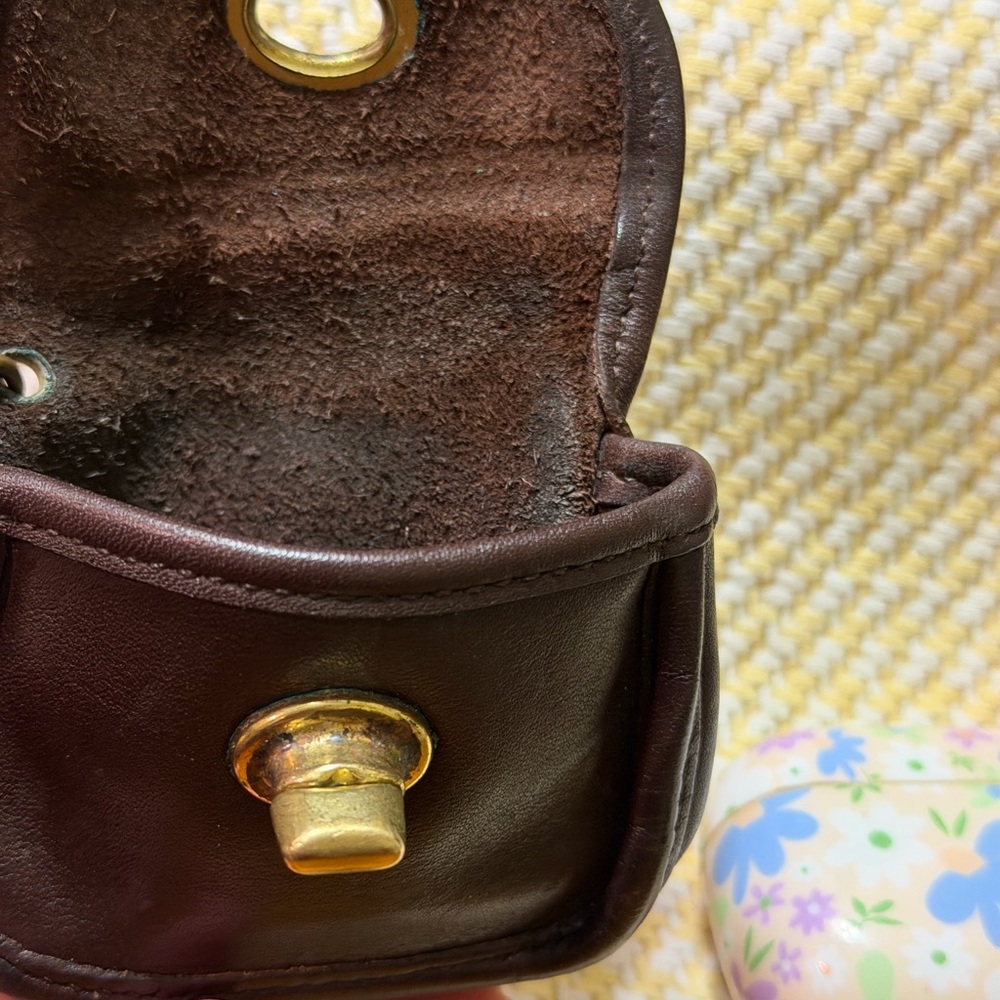 Vintage Coach City
Key Fob / Coin Pouch/Air-pod Case - Picture 6 of 12